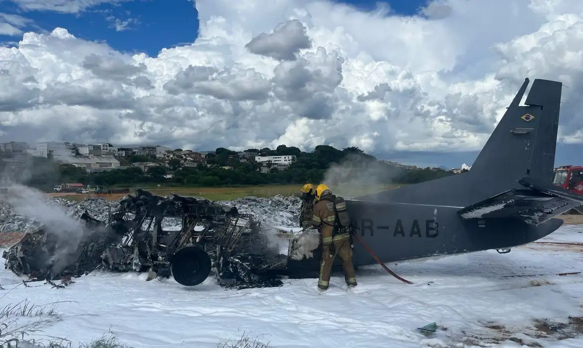 Duas pessoas morrem e uma fica ferida em queda de avião da PF em Minas -  (crédito: EBC)