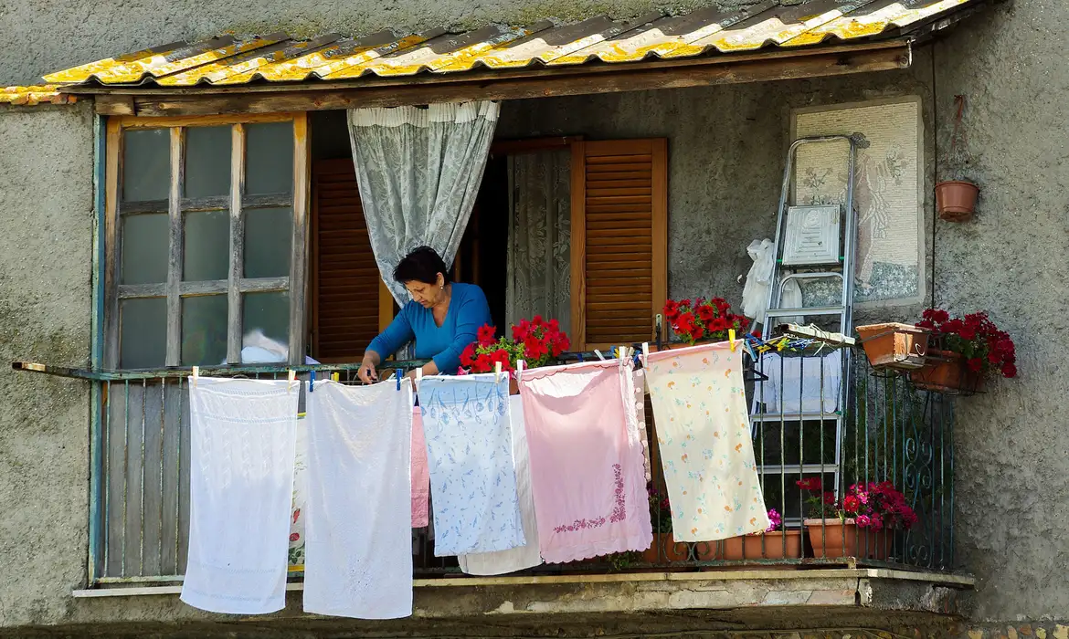 Empreendedoras gastam 3 vezes mais tempo que homem em serviços de casa -  (crédito: EBC)