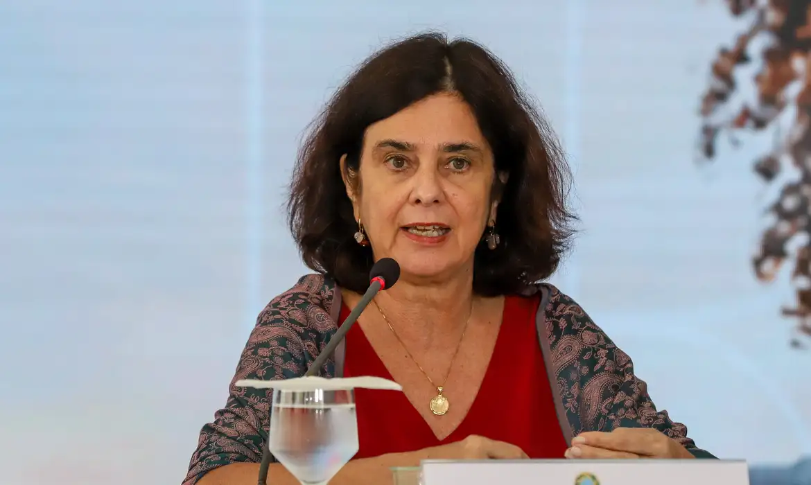 Acordo para produção nacional da Qdenga sairá em breve, diz ministra  -  (crédito: EBC)