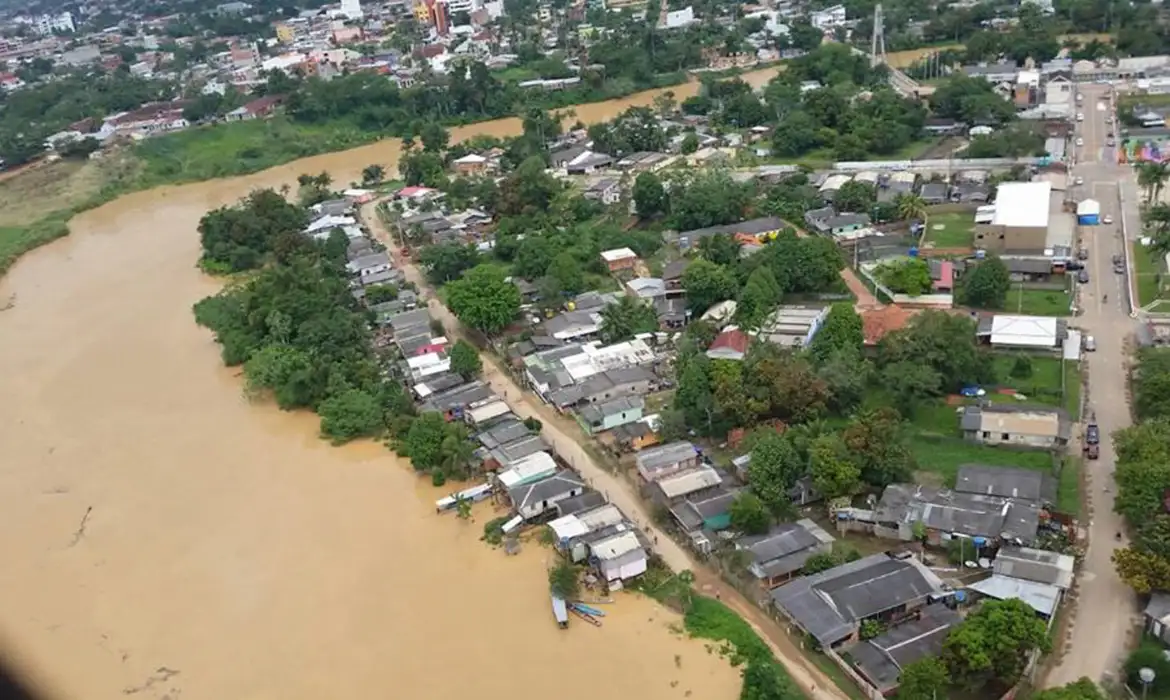 Após 17 dias subindo, Rio Acre está abaixo da cota de transbordo  -  (crédito: EBC)