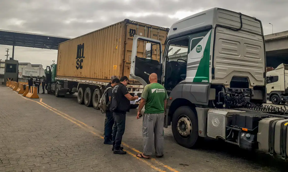 Ministério do Trabalho fiscaliza empresas que atuam no Porto do Rio -  (crédito: EBC)