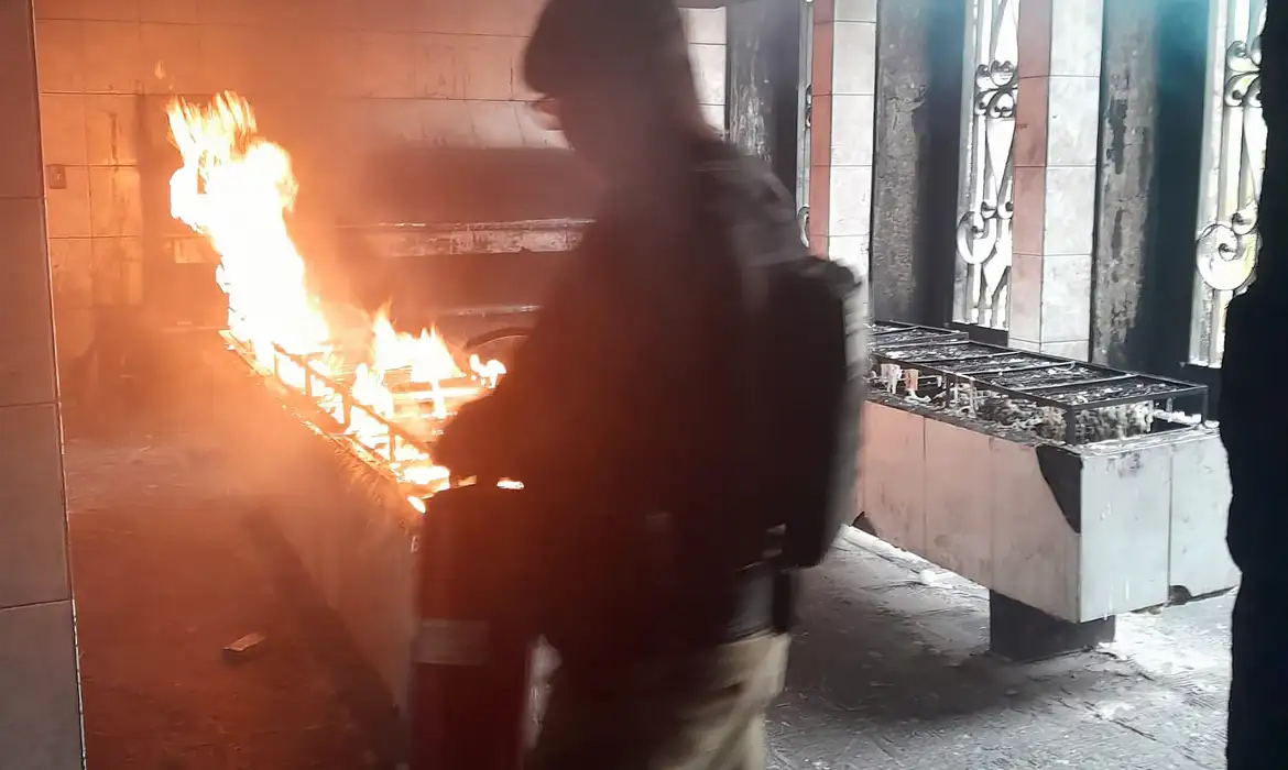 Igreja histórica sofre incêndio sem vítimas no centro do Rio -  (crédito: EBC)