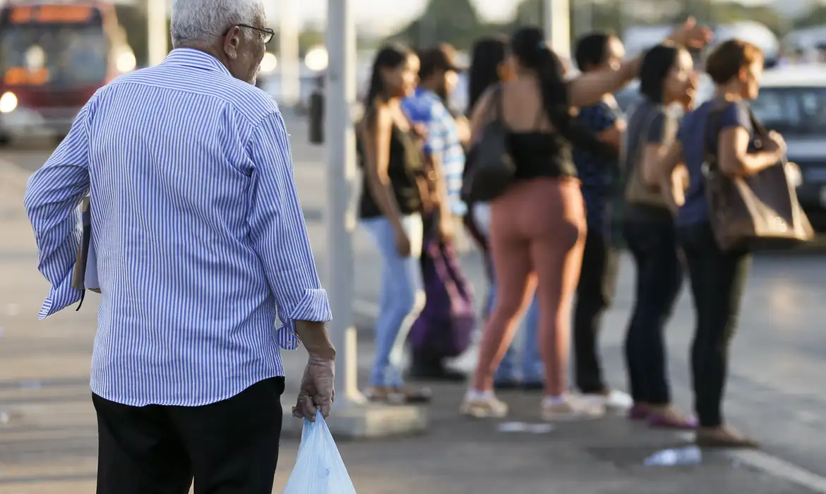 Governo antecipa décimo terceiro de aposentados e pensionistas -  (crédito: EBC)