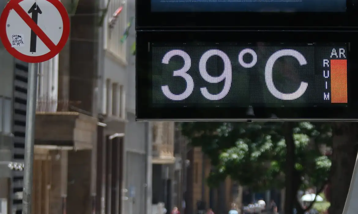 Inmet alerta para onda de calor em cinco estados -  (crédito: EBC)