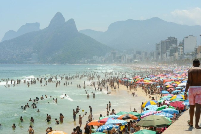 Praias são refúgio de cariocas e turistas contra calor intenso no Rio -  (crédito: EBC)