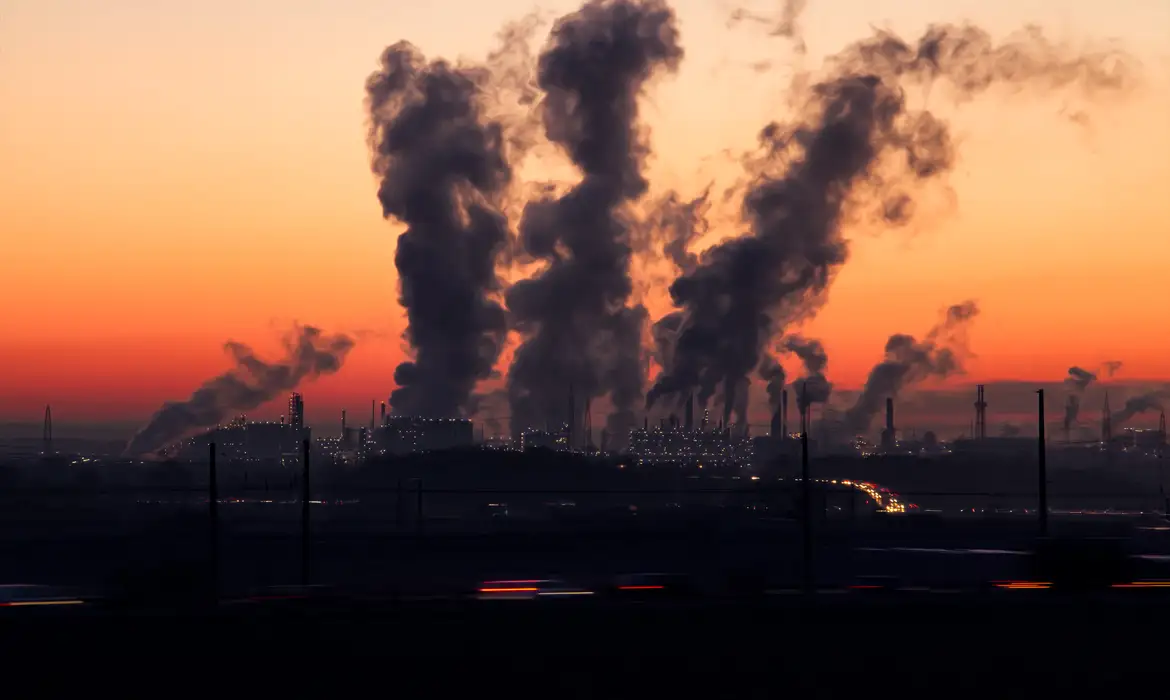 Corporações querem controle sobre debate climático, diz pesquisadora -  (crédito: EBC)