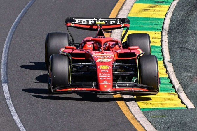 Carlos Sainz aproveitou problema no freio traseiro de Verstappen e venceu GP da Austrália -  (crédito: William West/AFP)