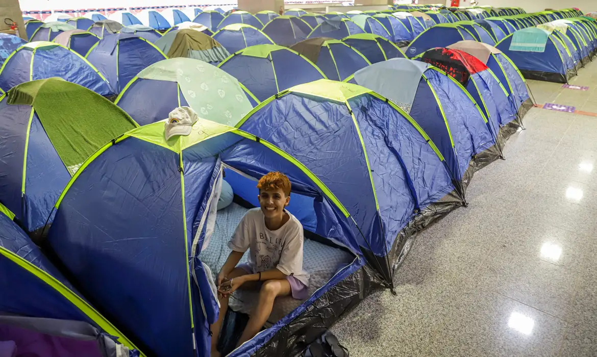 Jovens preparam barracas para maratona tecnológica da Campus Party -  (crédito: EBC)