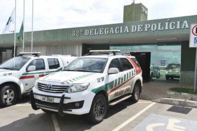 Policiais da 32ª DP foram à casa da agressora colher provas -  (crédito: PCDF)