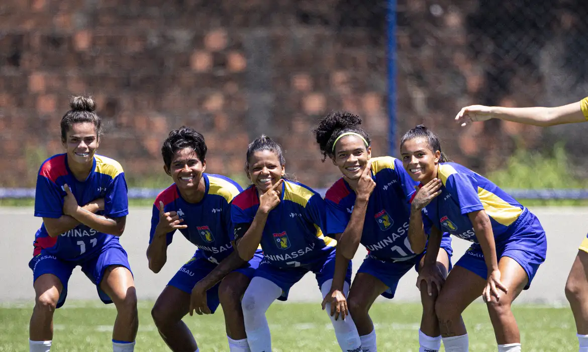 JUBs promovem maior participação feminina no futebol universitário -  (crédito: EBC)