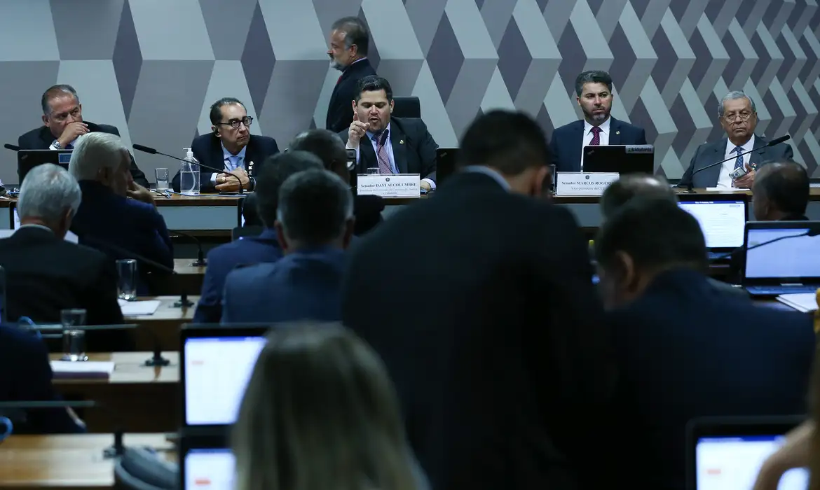 Comissão do Senado aprova aumento de salários de juízes e promotores  -  (crédito: EBC)