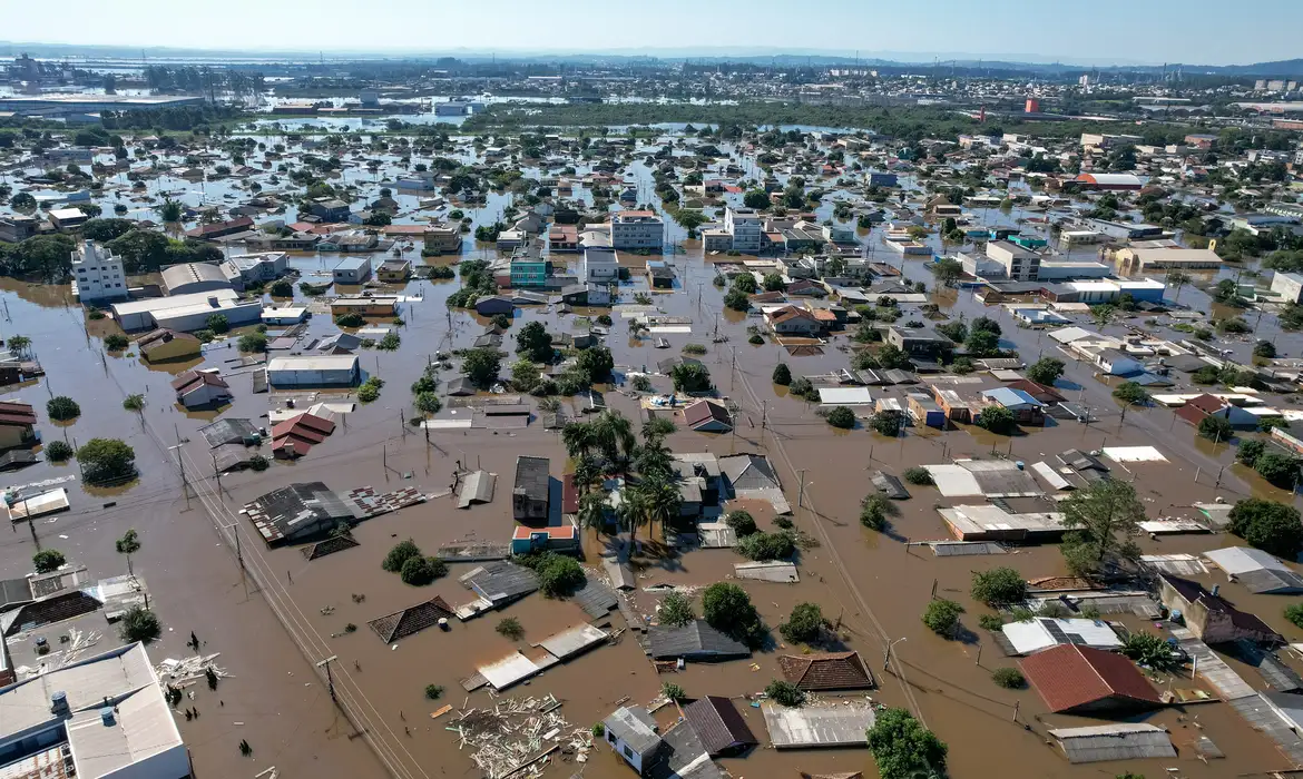 Em Canoas, moradores ilhados pedem comida e água a militares -  (crédito: EBC)