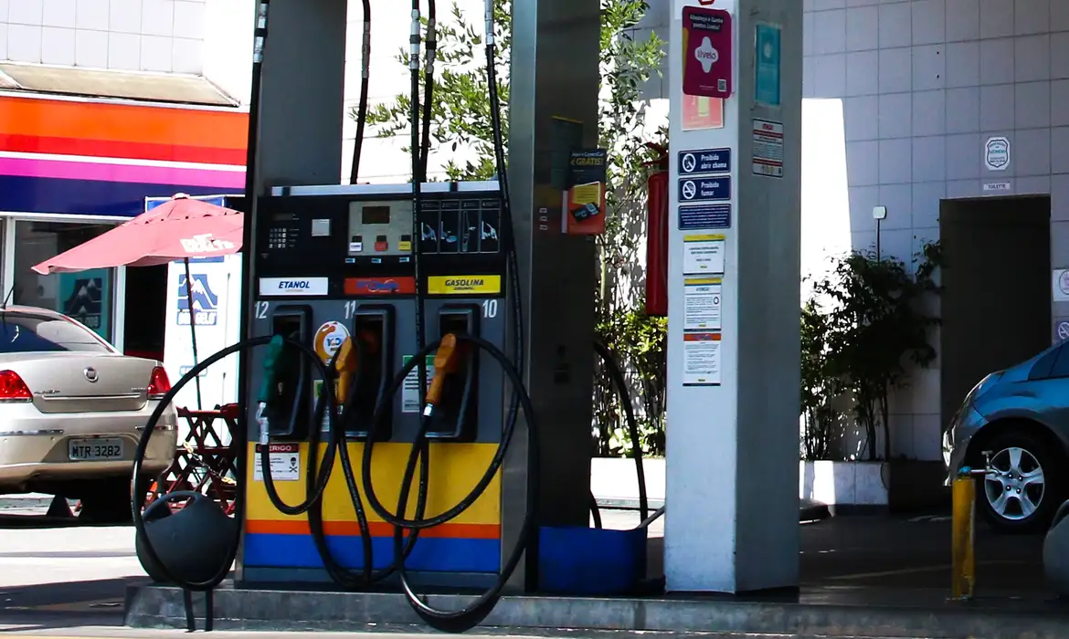 Gasolina fica mais cara a partir desta terça, avisa Petrobras - EBC