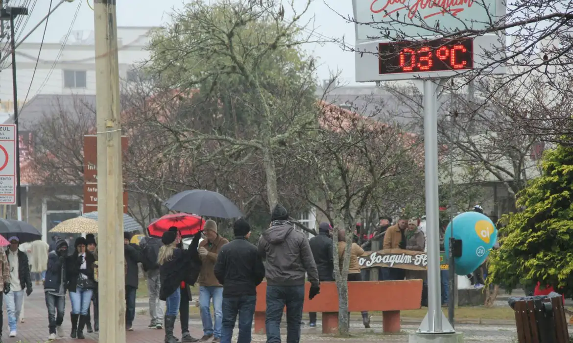 Frente fria deve aumentar precipitações -  (crédito: EBC)