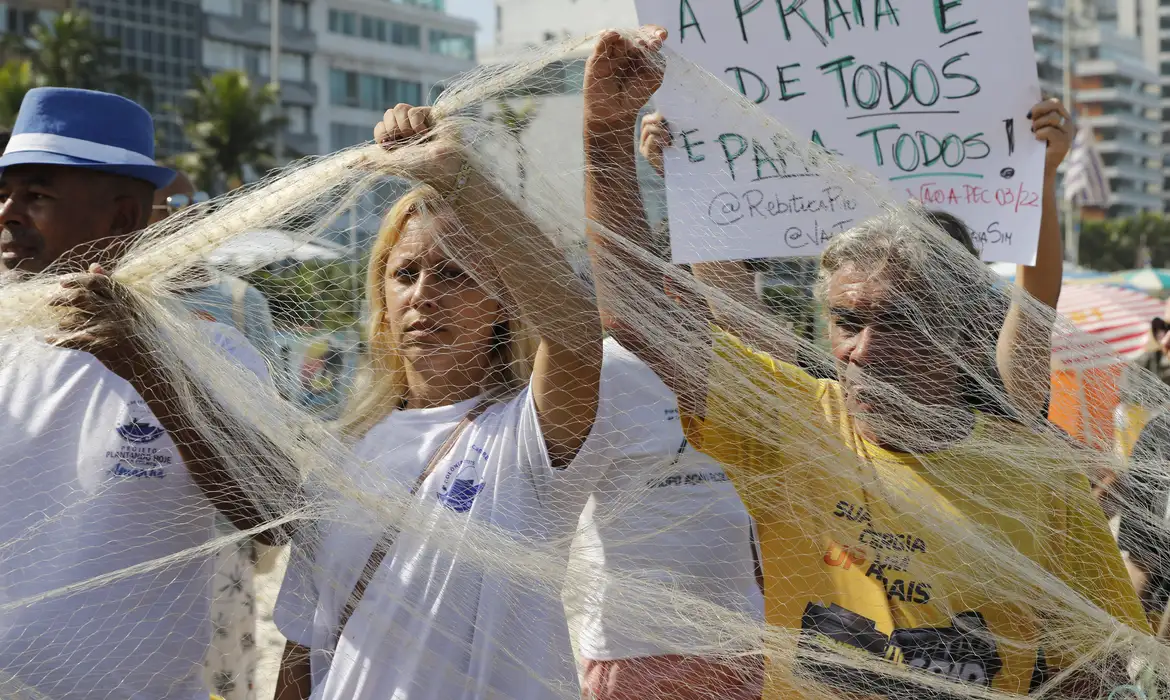 Manifestantes protestam contra PEC das Praias na orla do Rio -  (crédito: EBC)