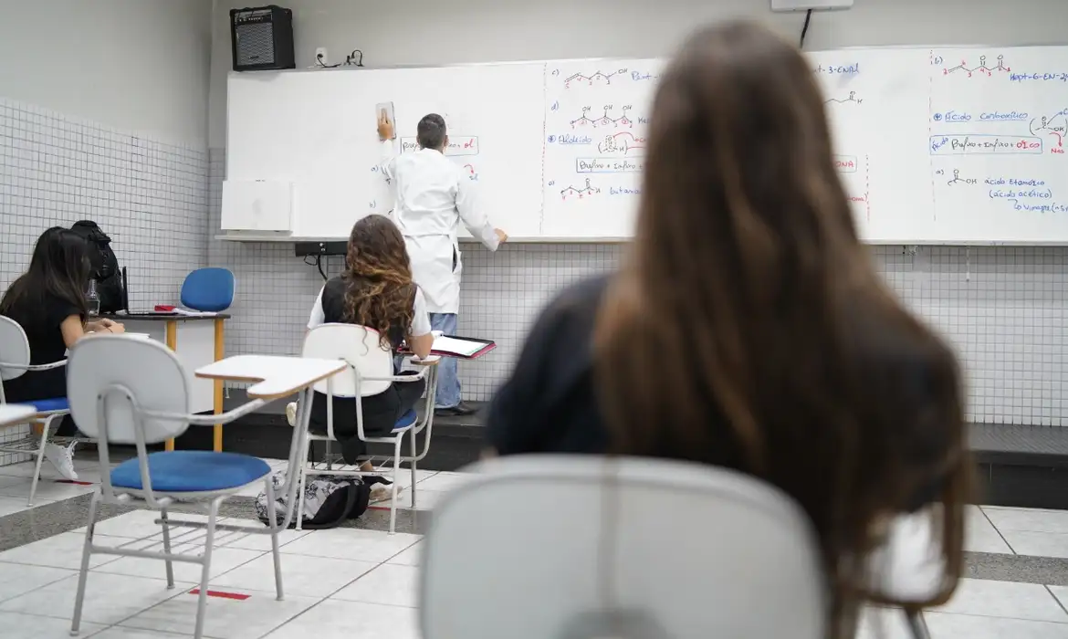 Relatório amplia formação básica do ensino médio para 2,2 mil horas -  (crédito: EBC)