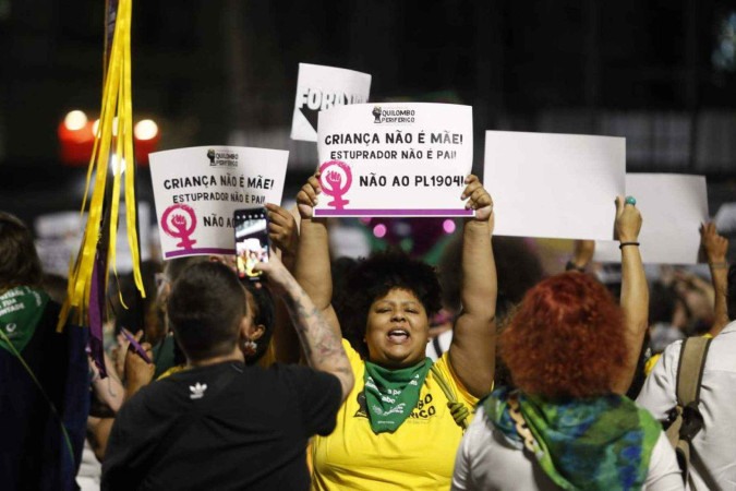 Manifestantes vão às ruas contra PL que equipara aborto a homicídio  -  (crédito: EBC)