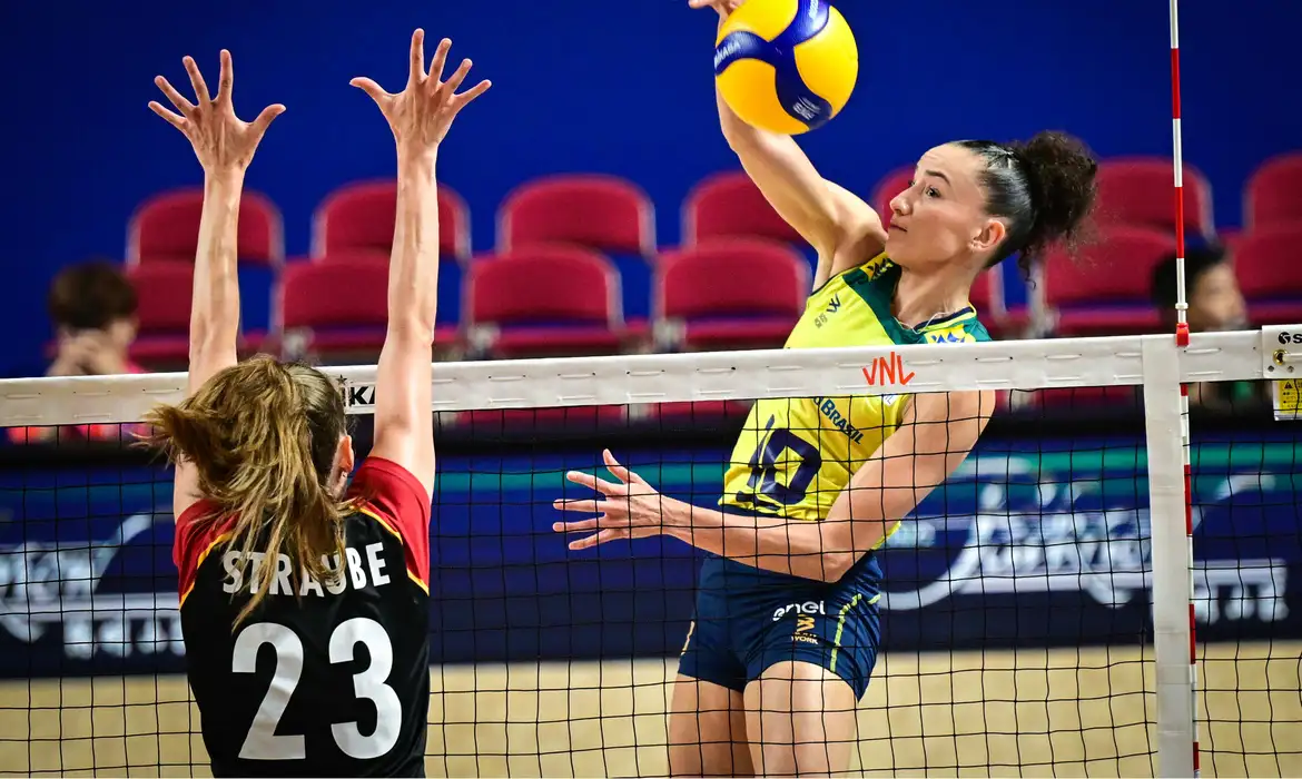 Brasil bate Alemanha e chega à 10ª vitória na Liga das Nações de Vôlei -  (crédito: EBC)