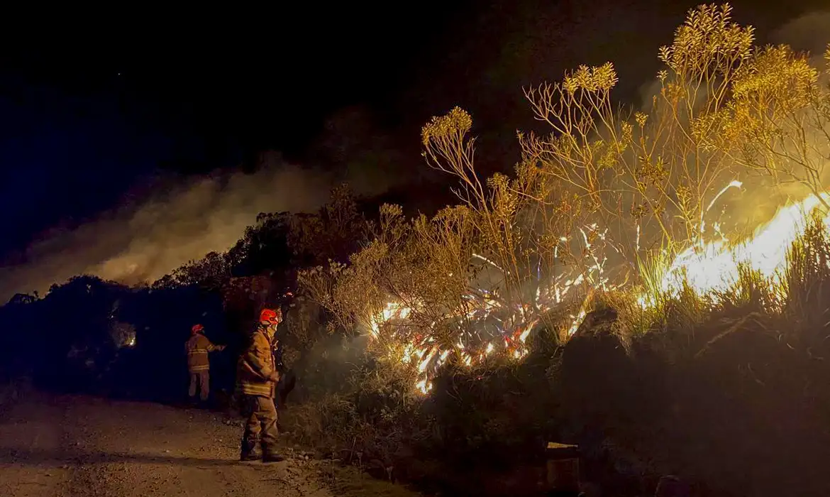 Combate ao fogo no Parque de Itatiaia continua, sem previsão de fim -  (crédito: EBC)