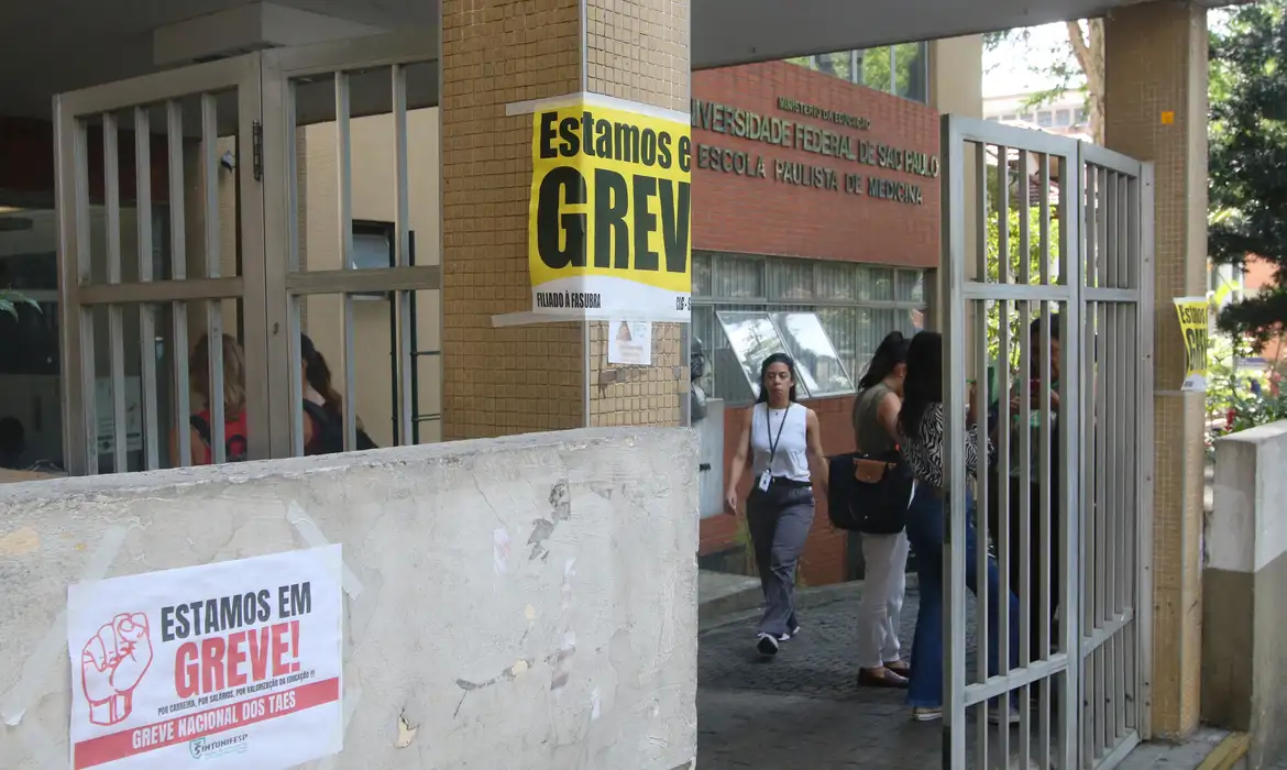 Docentes universitários em greve avaliam proposta do governo  -  (crédito: EBC)