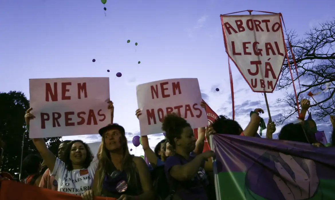 Aborto legal: falhas na rede de apoio penalizam meninas e mulheres -  (crédito: EBC)