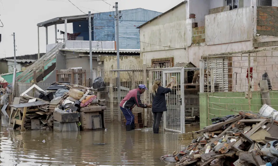 Revolta e incerteza marcam volta de alagamentos em Eldorado do Sul  -  (crédito: EBC)