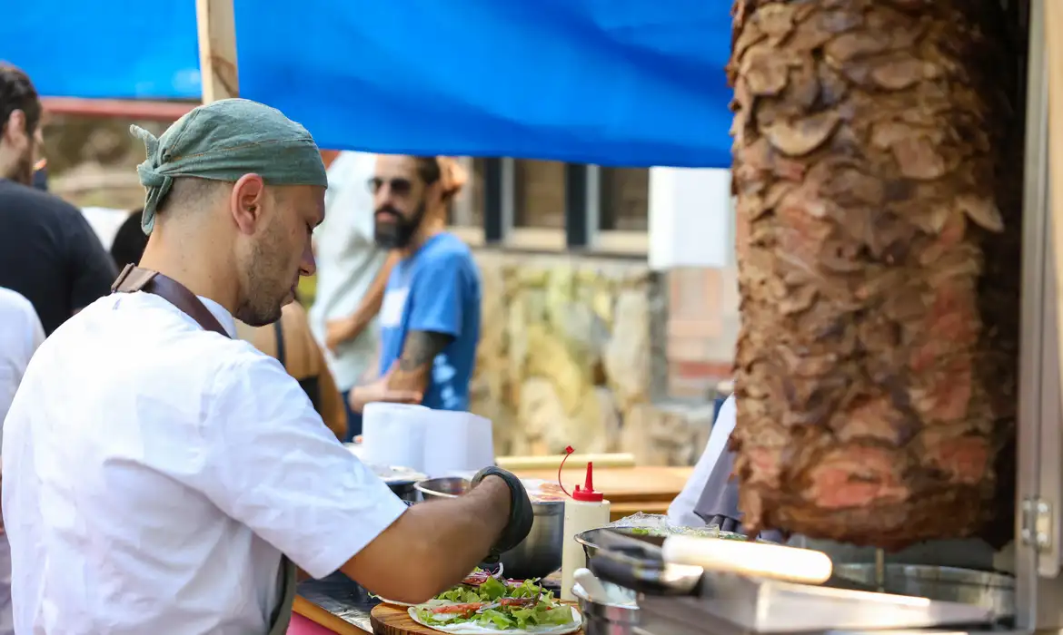 Refugiados compartilham histórias e vivências em feira no Rio -  (crédito: EBC)