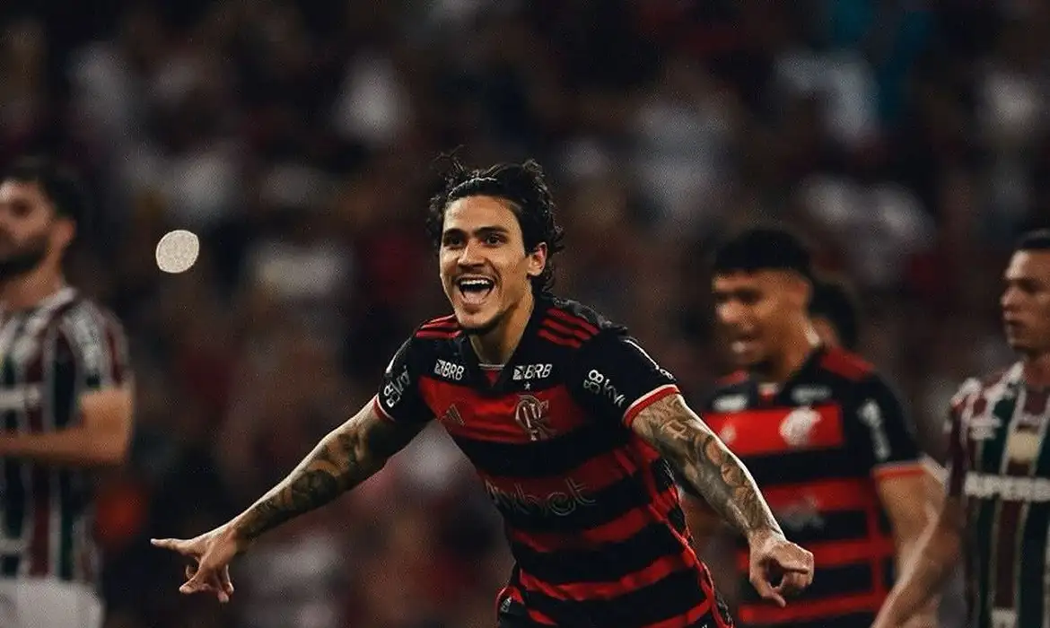 Flamengo bate Flu com gol de pênalti e segue líder do Brasileirão -  (crédito: EBC)