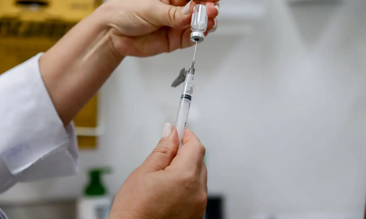 Ribeirão das Neves começa aplicação de 2ª dose de vacina contra a dengue - EBC