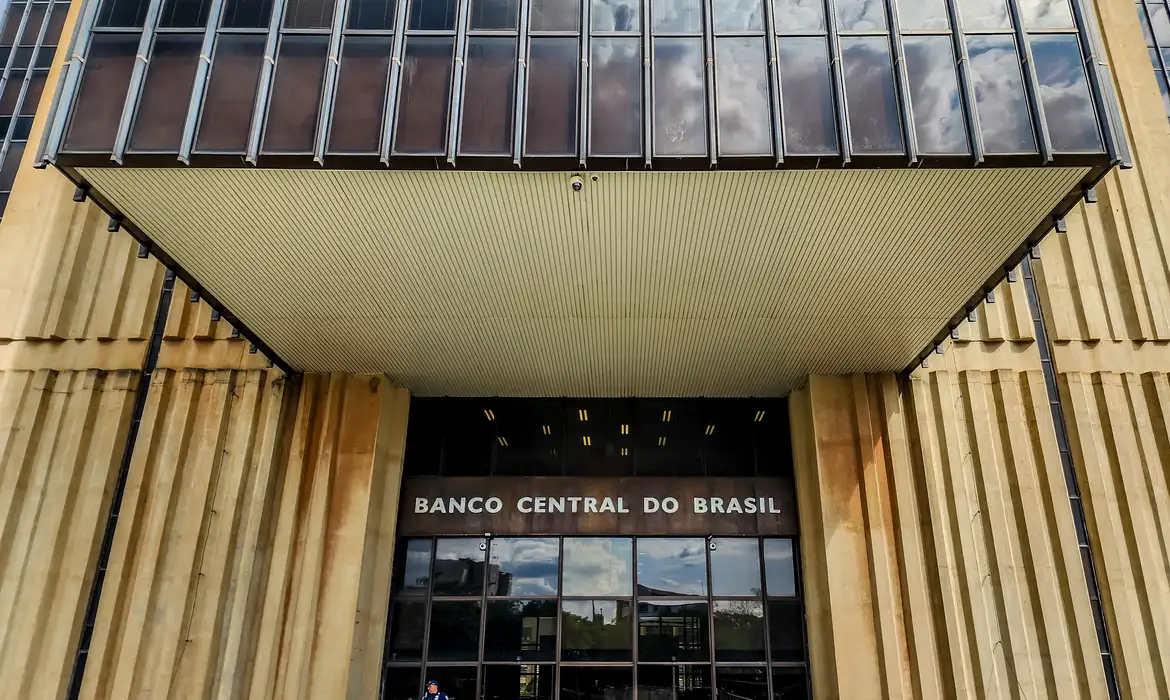 Mercado eleva previsão da inflação de 3,96% para 3,98% em 2024 -  (crédito: EBC)