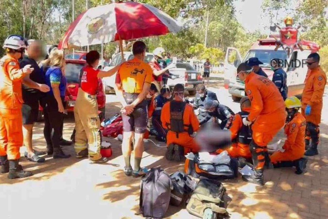 Equipe do Corpo de Bombeiras realiza socorro em ciclista vítima de parada cardíaca  -  (crédito: CBMDF/Divulgação)