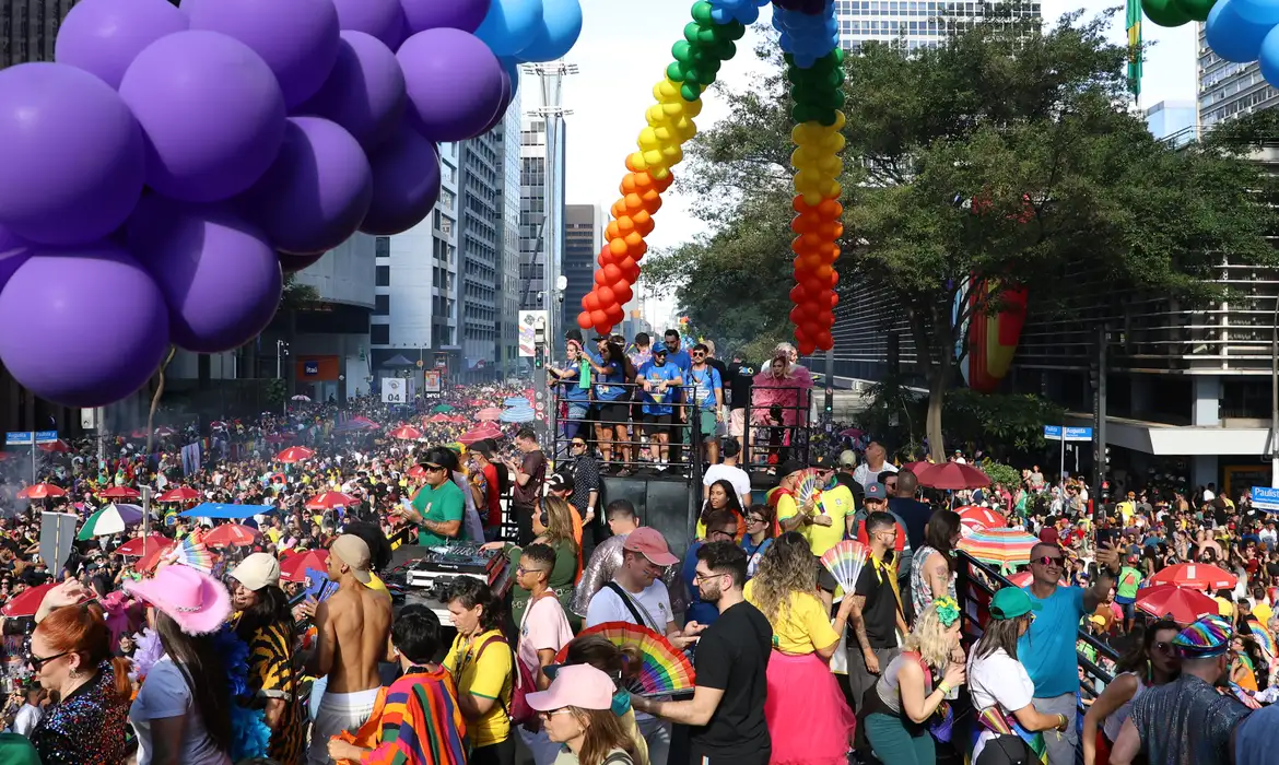 Luta LGBTQIA+ deve ir além da internet, diz líder da Parada de SP -  (crédito: EBC)