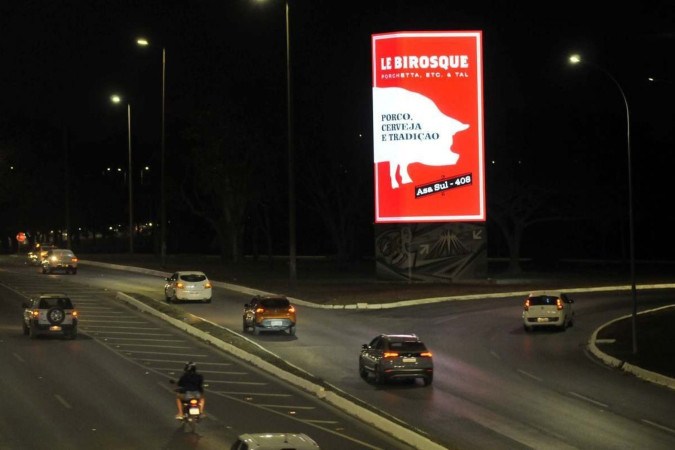 a Ação popular aponta perigo da luminosidade no trânsito -  (crédito: Minervino Júnior/CB/D.A.Press)