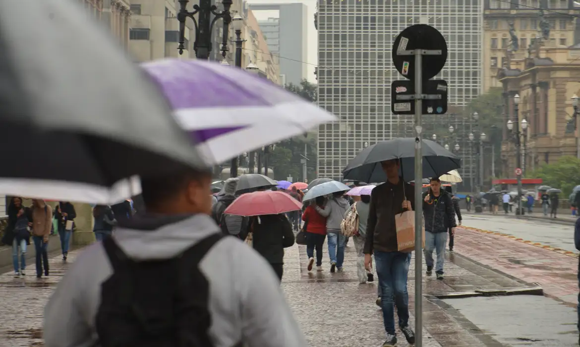 Após madrugada chuvosa, tempo abre e o sol aparece entre nuvens em SP -  (crédito: EBC)