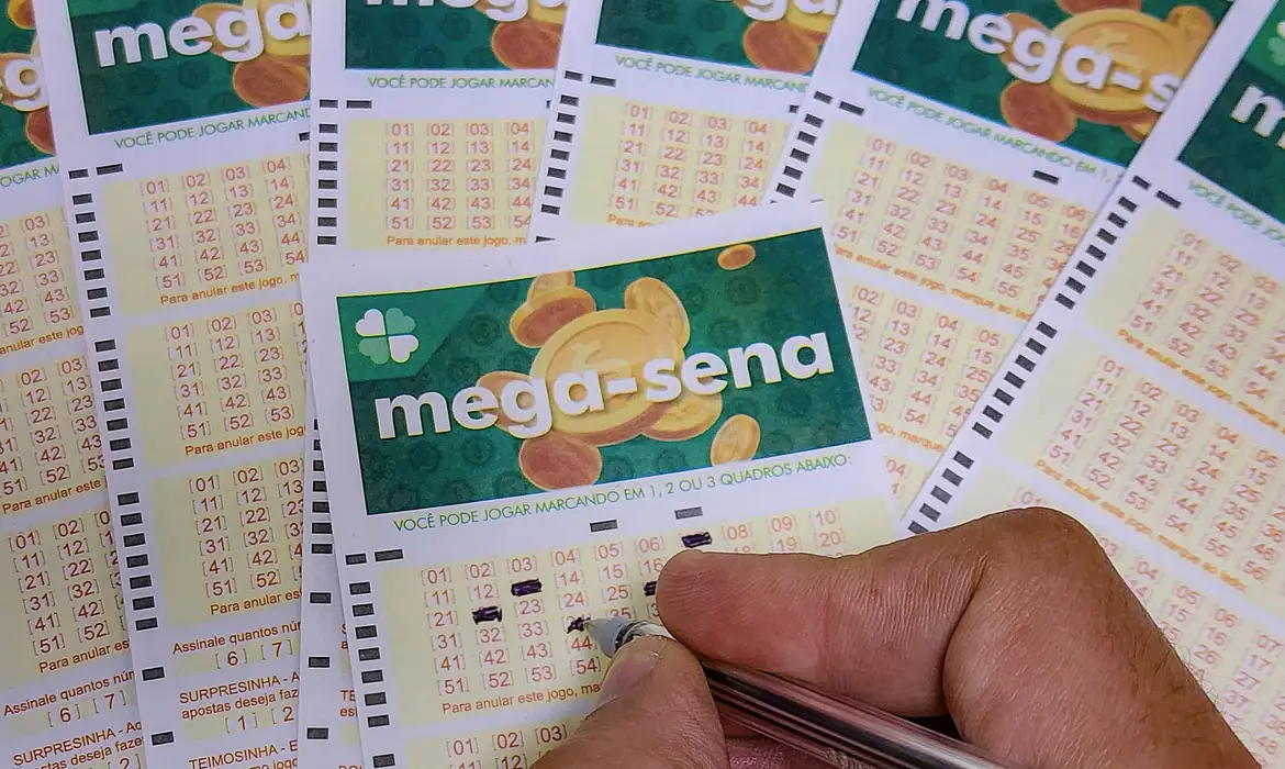 Mega-Sena acumula pela terceira vez e prêmio chega a R$ 21 milhões -  (crédito: EBC)