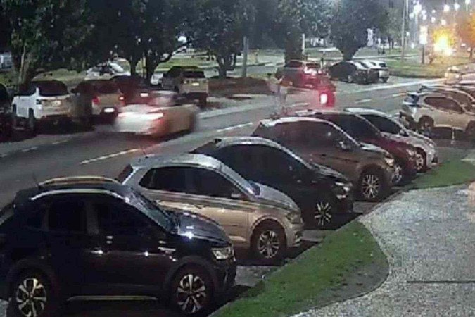 O carro de luxo foi apreendido em um condomínio da Barra da Tijuca momentos depois do acidente -  (crédito: Reprodução/Redes sociais)