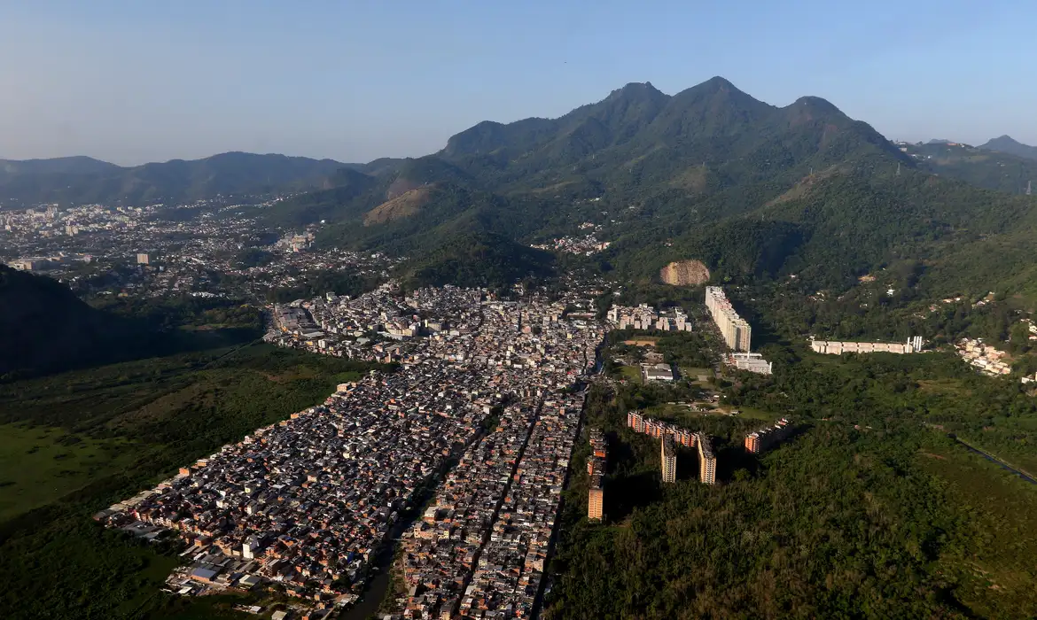 Forças de segurança iniciam ação contra milicianos na zona oeste do RJ -  (crédito: EBC)