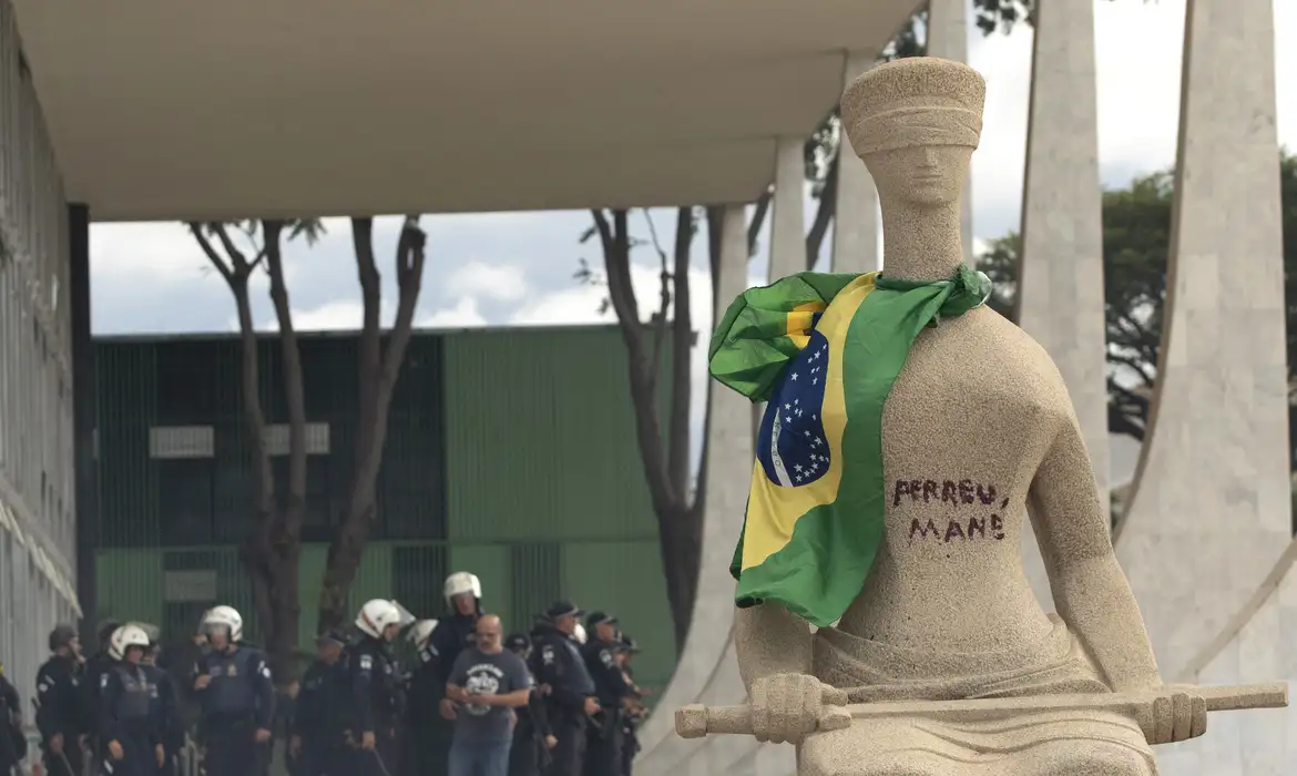 PGR denuncia mulher que escreveu Perdeu, mané em estátua no STF -  (crédito: EBC)