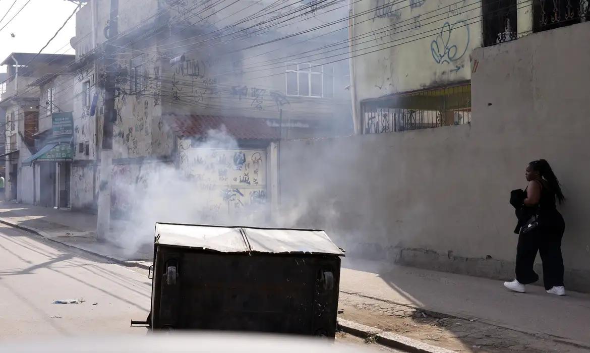 Demolição de imóveis na Cidade de Deus gera revolta e confrontos -  (crédito: EBC)