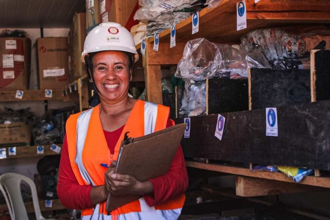 Com o salário mais alto, Maura Teodoro passou a investir nos estudos para conseguir cargos ainda melhores -  (crédito: Fotos: Kayo Magalhães/CB/D.A Press)