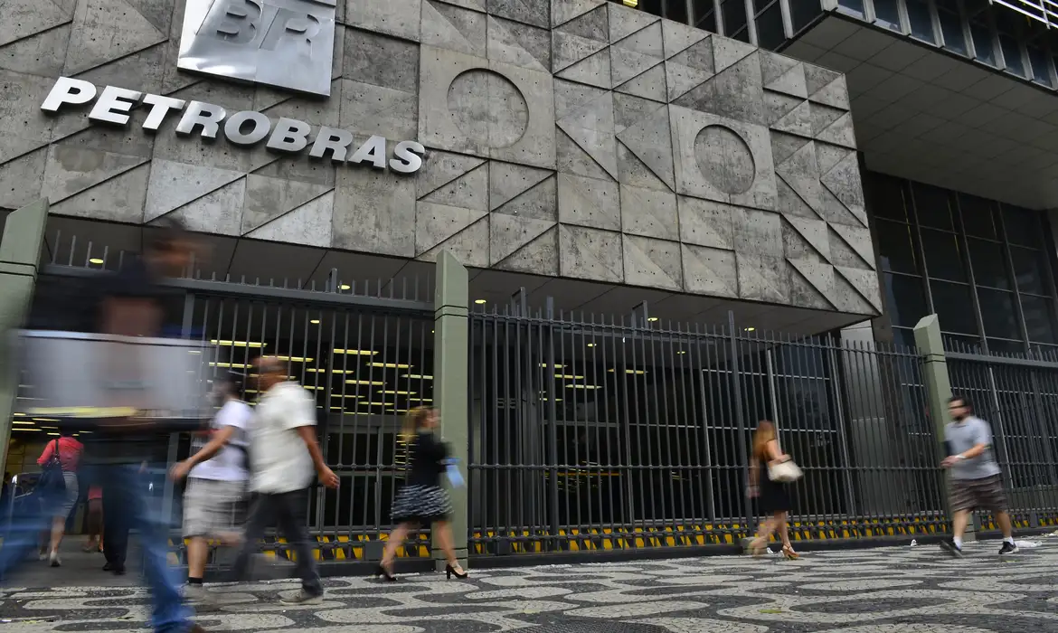 Petrobras registra prejuízo de R$ 2,6 bi e valor mínimo em dividendos - EBC