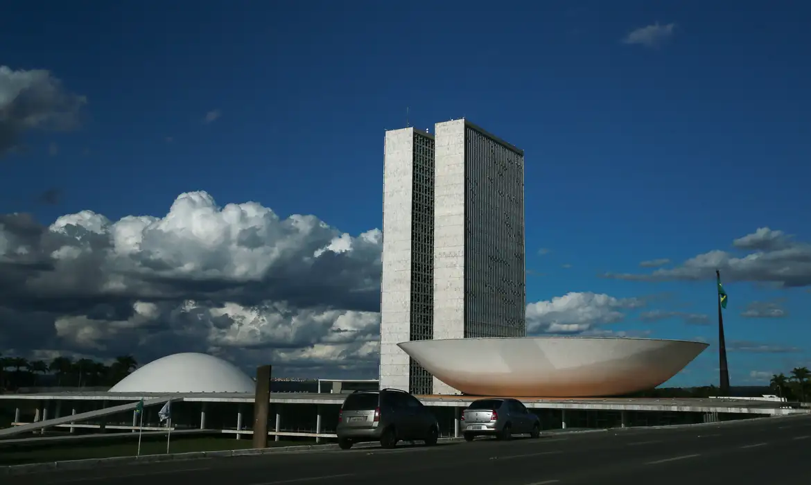 Comissão barra R$ 1,35 bi ao Judiciário após ministro suspender emendas Pix - EBC