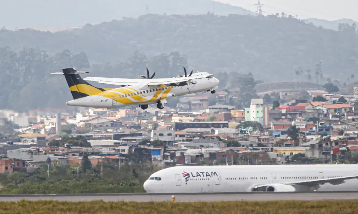 Avião da Voepass faz pouso de emergência em cidade mineira - EBC