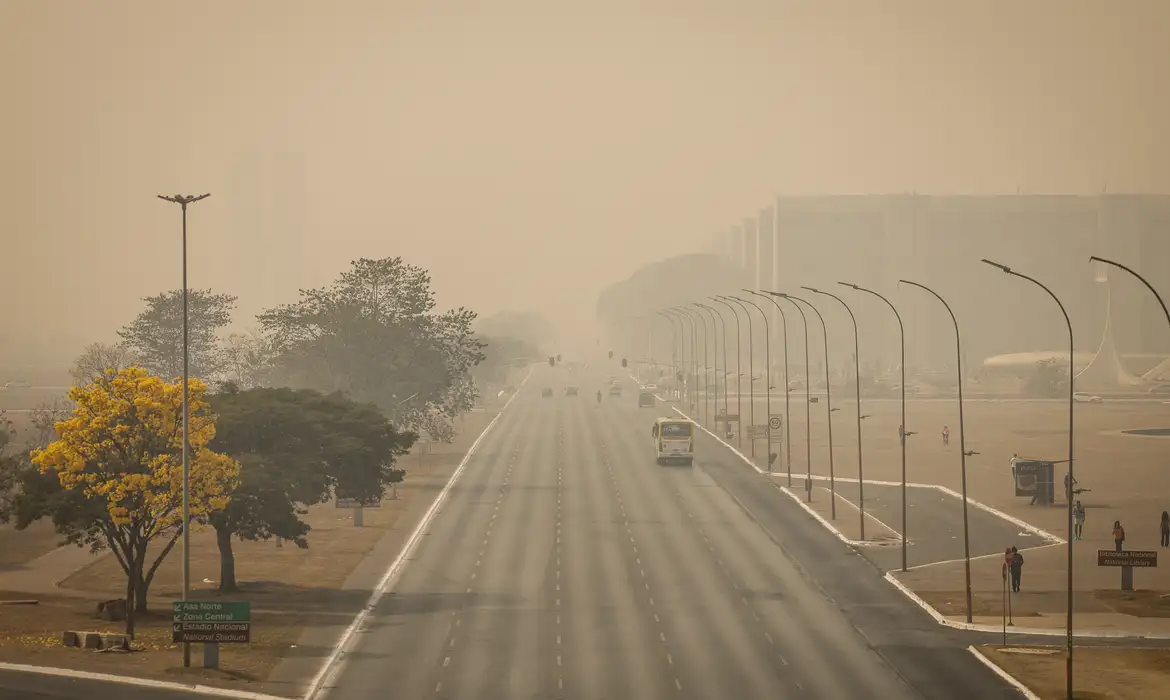 Brasília amanhece coberta de fumaça pelo segundo dia seguido -  (crédito: EBC)