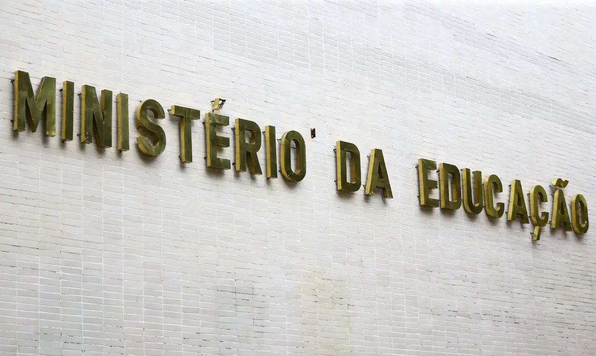 MEC propõe grupo para debate sobre operações policiais em escolas -  (crédito: EBC)