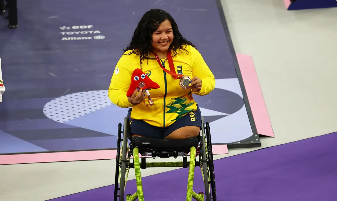 Maria de Fátima Castro levanta 133 quilos para ganhar bronze em Paris -  (crédito: EBC)