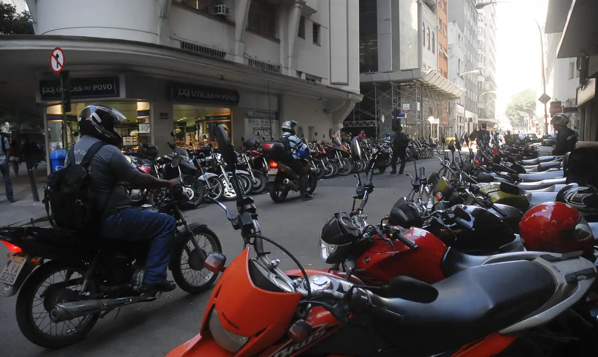 Mais da metade dos proprietários de motocicleta não tem habilitação -  (crédito: EBC)