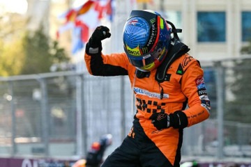 O piloto australiano da McLaren, Oscar Piastri, comemora após vencer o Grande Prêmio de Fórmula 1 do Azerbaijão -  (crédito: ANDREJ ISAKOVIC / AFP)