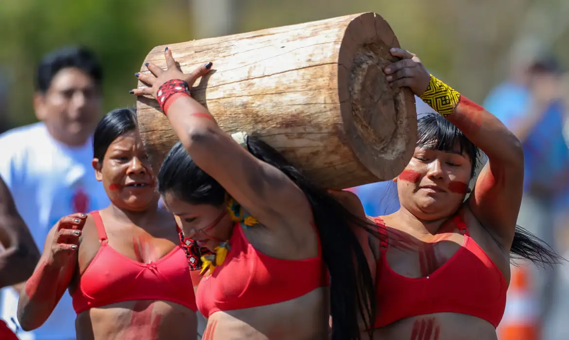 Indígenas fazem corrida de toras em defesa do cerrado -  (crédito: EBC)